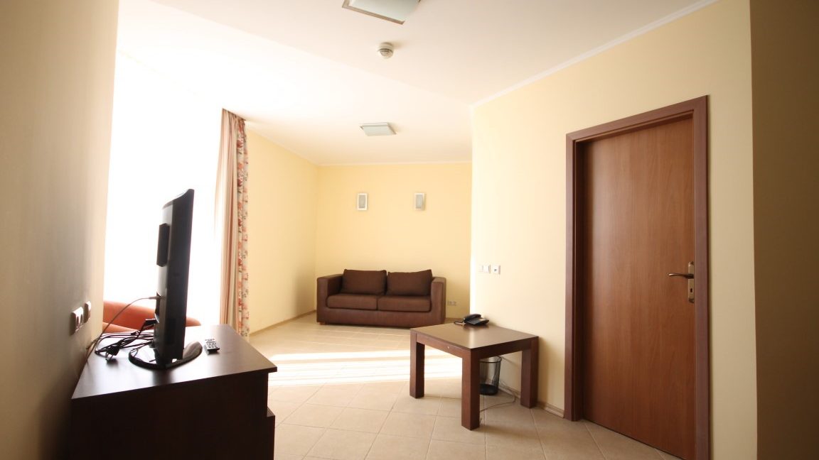 Apartament pe prima linie de plaja, cu 3 camere in Pomorie-Bulgaria (38)
