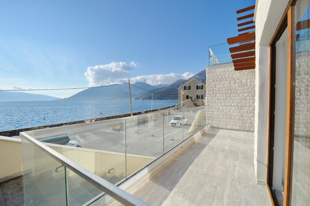 Apartament nou cu vedere la mare in Tivat Muntenegru