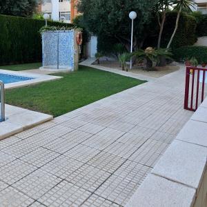 Apartament de vânzare în Alicante, Spania – 4 dormitoare, piscină și teren de sport