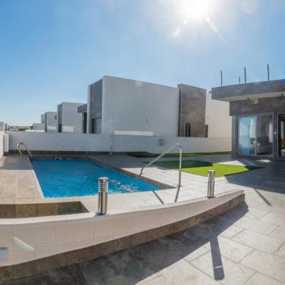 Vila contemporană lângă terenul de golf