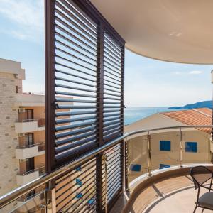 Apartament de vânzare în Bečići, Muntenegru – Vedere la mare și piscină