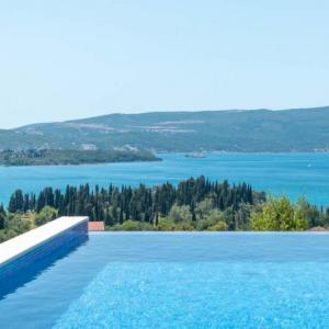 Vila modernă cu piscină și vedere panoramică la mare în Tivat, Muntenegru