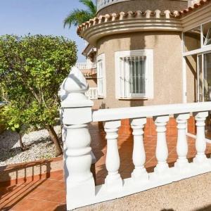 Vila de vânzare în Torrevieja, Spania – 3 dormitoare, piscină comună, garaj dublu, terasă și multe altele!